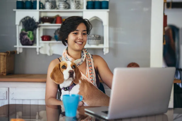 Mulher Segurando Cão Colo Usando Laptop Casa — Fotografia de Stock