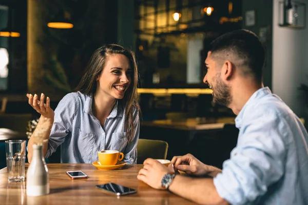 Glückliches Junges Paar Bei Date Schickem Restaurant — Stockfoto