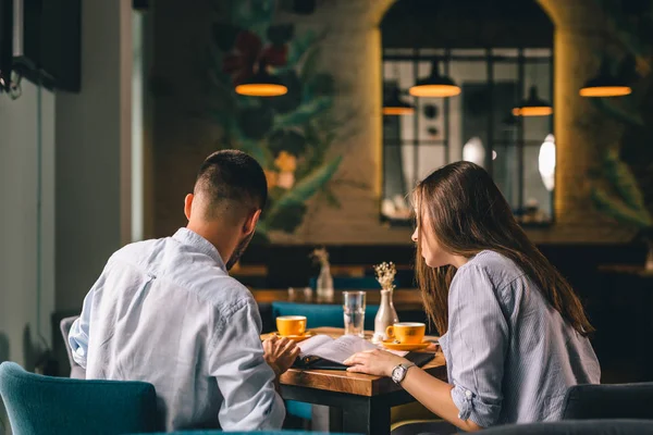 Glückliches Junges Paar Bei Date Schickem Restaurant — Stockfoto