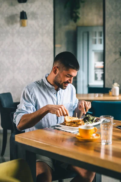 Homem Jantando Café Manhã Restaurante — Fotografia de Stock