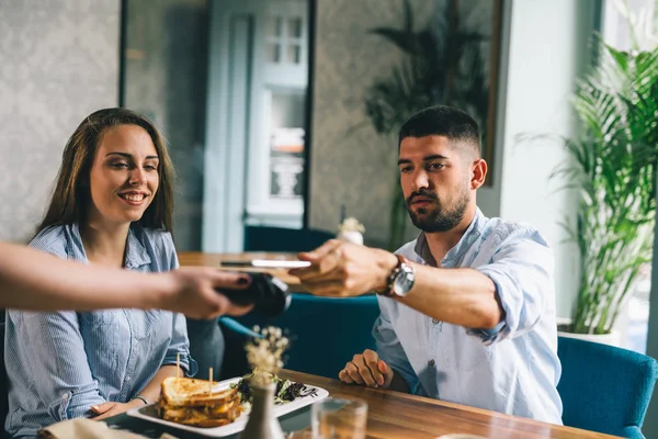 Mann Bezahlt Rechnung Restaurant Kontaktlos Mit Handy — Stockfoto