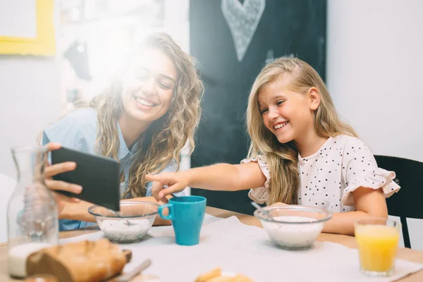 Madre Hija Usando Tableta Viendo Videos Divertidos Mientras Desayunan Casa — Foto de Stock