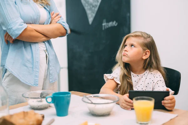 Madre Discutiendo Con Hija Sobre Uso Tableta Hora Del Desayuno — Foto de Stock