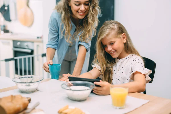Madre Hija Usando Tableta Mientras Desayunan Casa — Foto de Stock