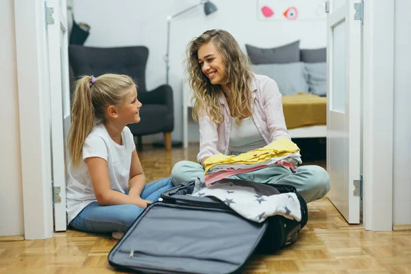 Mutter Und Tochter Packen Koffer Für Den Urlaub — Stockfoto