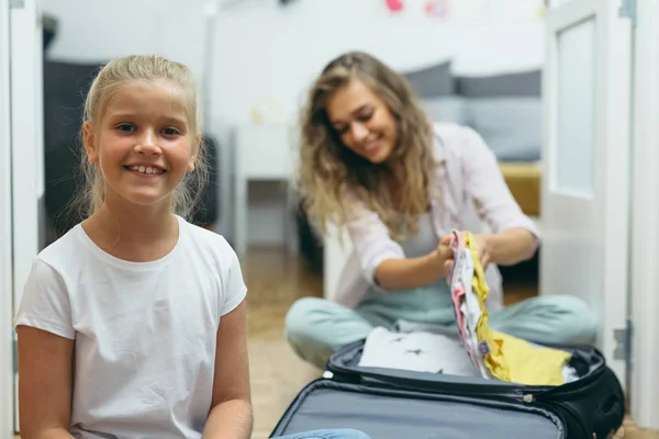 Mutter Und Tochter Packen Koffer Für Den Urlaub — Stockfoto