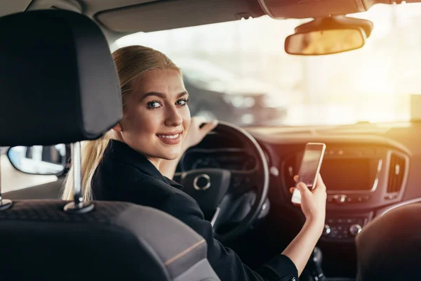 Businesswoman Using Smartphone Car While Driving — Stock Photo, Image