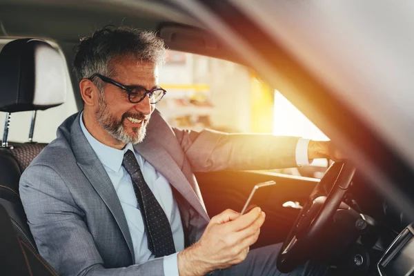 Businessman Using Smartphone Car While Driving — Stock Photo, Image