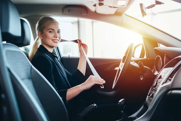 Woman Putting Seat Belt Car — Stock Photo, Image