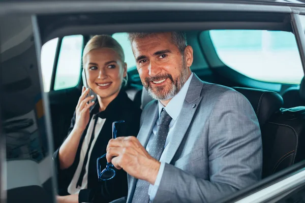 Business Colleagues Using Laptop Sitting Backseat Car — Stock Photo, Image
