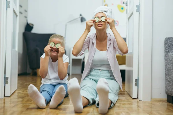 Mutter Und Tochter Legen Hause Gurken Aufs Gesicht — Stockfoto