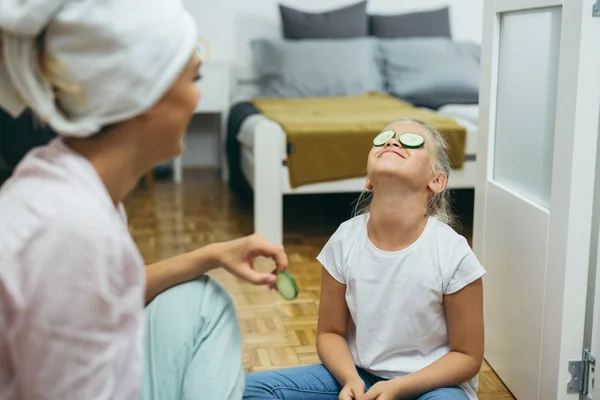 Mutter Und Tochter Haben Viel Spaß Hause Bei Der Hautbehandlung — Stockfoto