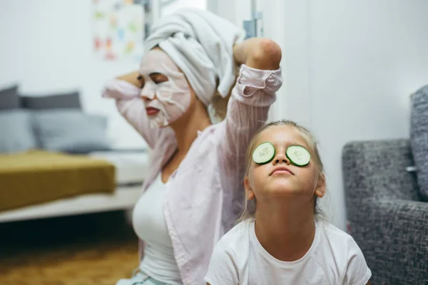 Frau Und Tochter Haben Spaß Bei Kosmetischer Hautbehandlung Hause Gesichtsmaske — Stockfoto