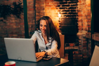 Masada dizüstü bilgisayar kullanan kadın