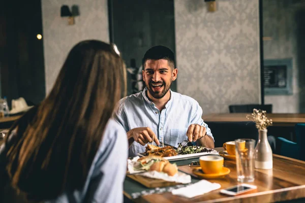 Paar beim romantischen Abendessen in schickem Restaurant — Stockfoto