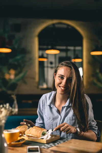 Молода жінка їсть у вишуканому ресторані — стокове фото