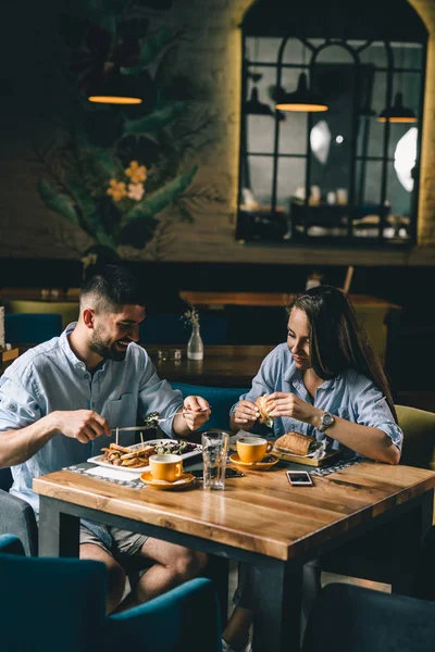 Para je śniadanie w restauracji — Zdjęcie stockowe