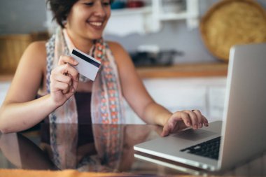 Evinden online alışveriş yapmayı seviyor.