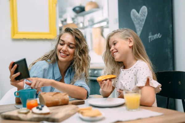 Madre Hija Usando Smartphone Mientras Desayunan — Foto de Stock