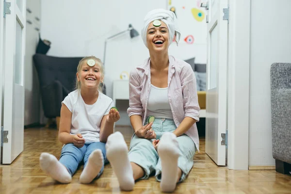 Glückliche Familienzeit Mutter Und Tochter Bei Der Hautbehandlung Hause — Stockfoto