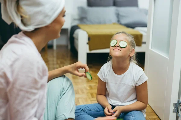 Glückliche Familienzeit Mutter Und Tochter Bei Der Hautbehandlung Hause — Stockfoto