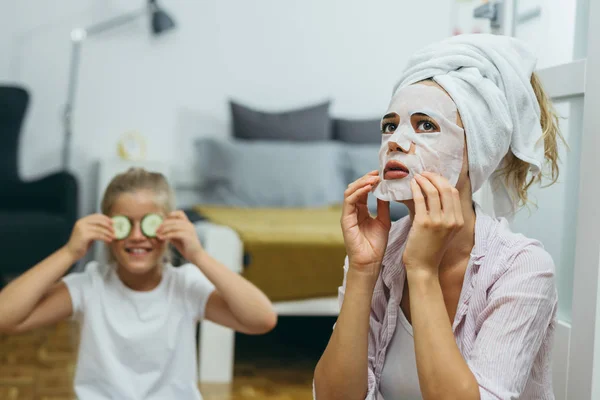 Mãe Filha Relaxando Casa Aplicando Máscaras Faciais — Fotografia de Stock