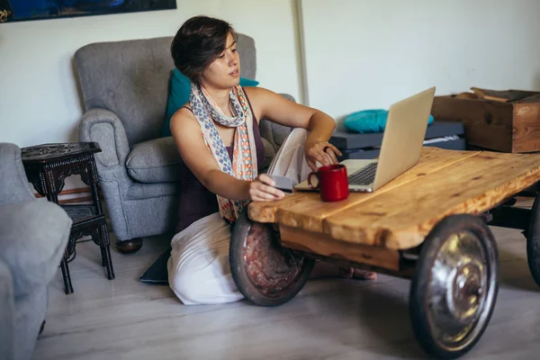 Kvinna betala räkningar på nätet hemma — Stockfoto