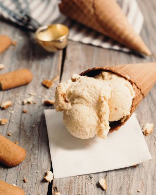 Stüdyoda, ahşap masada dondurma külahında.