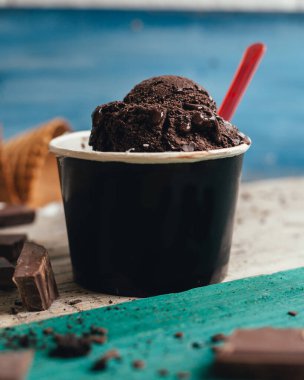 Kağıt bardaktaki çikolatalı dondurmanın stüdyo fotoğrafını çek.