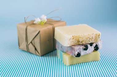 Mavi arkaplanda renkli el yapımı sabunlar