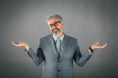 Stüdyoda çekilen iş adamı kollarını açtı.