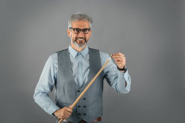 Stüdyoda bilardo oyuncusunun sopası var.