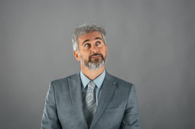 Düşünceli bir iş adamının stüdyo fotoğrafı.