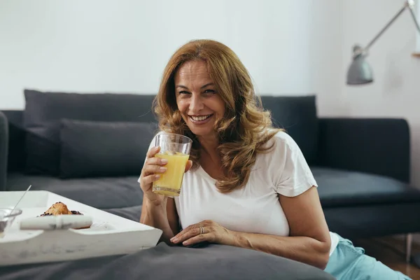 Beautiful Mid Age Woman Drinking Orange Juice Her Home Morning — Stock Photo, Image