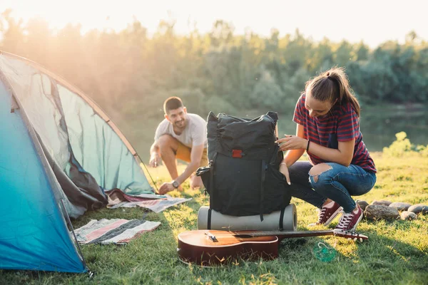 Vänner Förbereda Tält För Camping Utomhus — Stockfoto