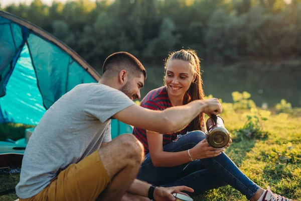 Vänner Camping Utomhus Vid Floden — Stockfoto