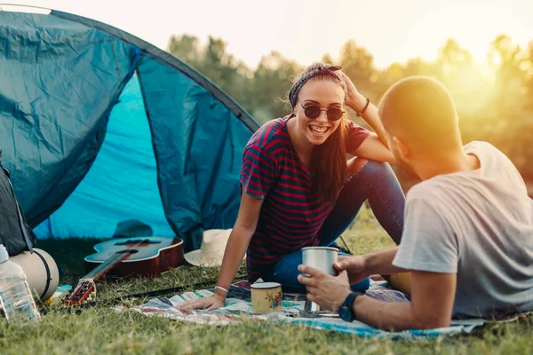 Vänner Camping Utomhus Vid Floden Njuter Kaffe — Stockfoto