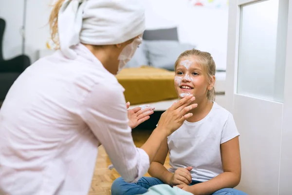 Mutter Trägt Ihrer Tochter Hause Kosmetische Gesichtsmaske Auf — Stockfoto