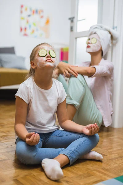 Mutter Und Tochter Meditieren Hause Mit Kosmetischer Gesichtsmaske — Stockfoto