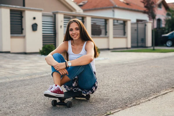 Jeune Femme Assise Sur Skateboard Outdoor — Photo