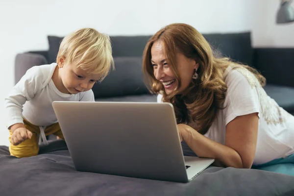 Reife Frau Mit Ihrem Enkelkind Das Hause Einen Laptop Benutzt — Stockfoto