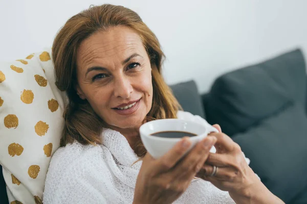 中年妇女喝咖啡或茶的特写镜头 — 图库照片