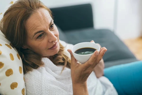 中年妇女喝咖啡或茶的特写镜头 — 图库照片