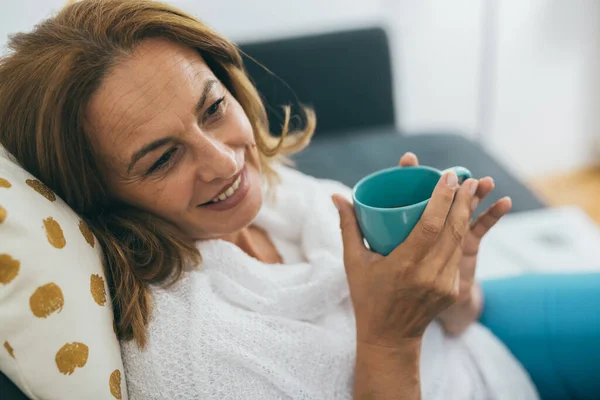 Primer Plano Disparo Hermosa Mujer Mediana Edad Beber Café — Foto de Stock