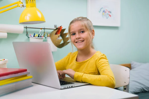 Iskolás Lány Használja Laptop Miközben Asztal Szobájában — Stock Fotó