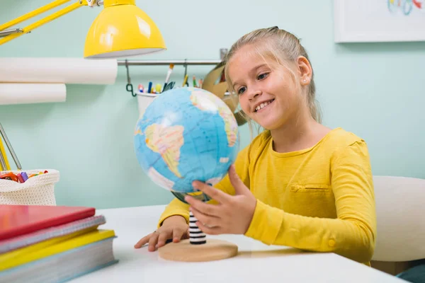 Meisje Kijken Naar Geografische Globe Zittafel Haar Kamer — Stockfoto