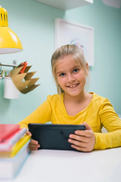 Menina Usando Tablet Computador Mesa Estar Seu Quarto — Fotografia de Stock