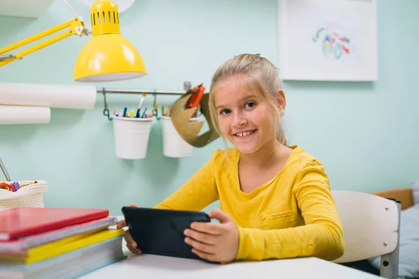 Mädchen Mit Tablet Computer Tisch Ihrem Zimmer — Stockfoto