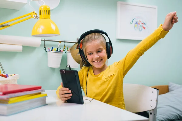 Girl Using Tablet Listening Music Headphones Sitting Table Her Room — Stock Photo, Image