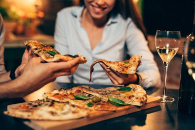 Pizza yiyen insanlara yakın durun..